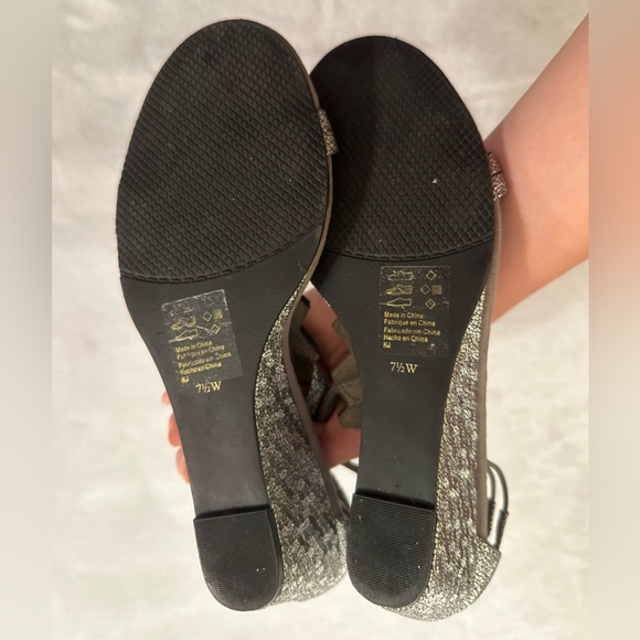 New York Transit silver rhinestone 7.5W wedge heel sandals - Picture 5 of 7